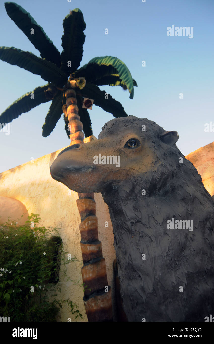 Fibra di vetro il cammello e il palm tree a Tierra Santa (Land theme park), Buenos Aires, Argentina. N. PR Foto Stock