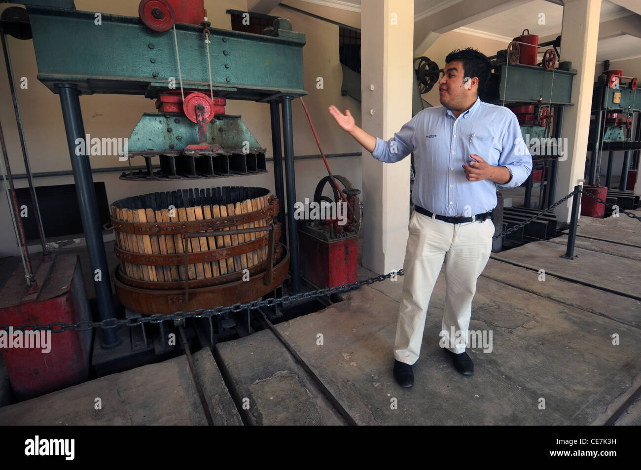Dimostrando guida storica attrezzature di vinificazione, Trapiche cantina, Mendoza, Argentina. No signor o PR Foto Stock