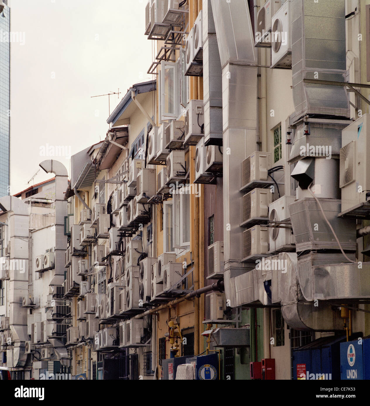 Fotografia di viaggio - le unità aria condizionata in uso presso i ristoranti e i bar del quartiere centrale degli affari di Singapore nel sud-est asiatico in Estremo Oriente. Foto Stock