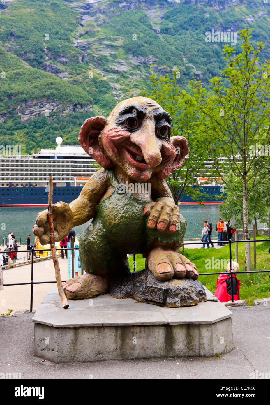 Troll in legno scultura sulle rive del Fiordo di Geiranger in Hellesylt, Norvegia Foto Stock