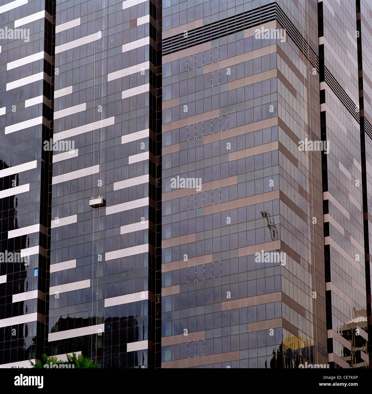 Ufficio moderno grattacielo architettura in Singapore in Estremo Oriente Asia sud-orientale. Architettura moderna edificio aziendale di detergente per vetri Pulizia Pulire Foto Stock