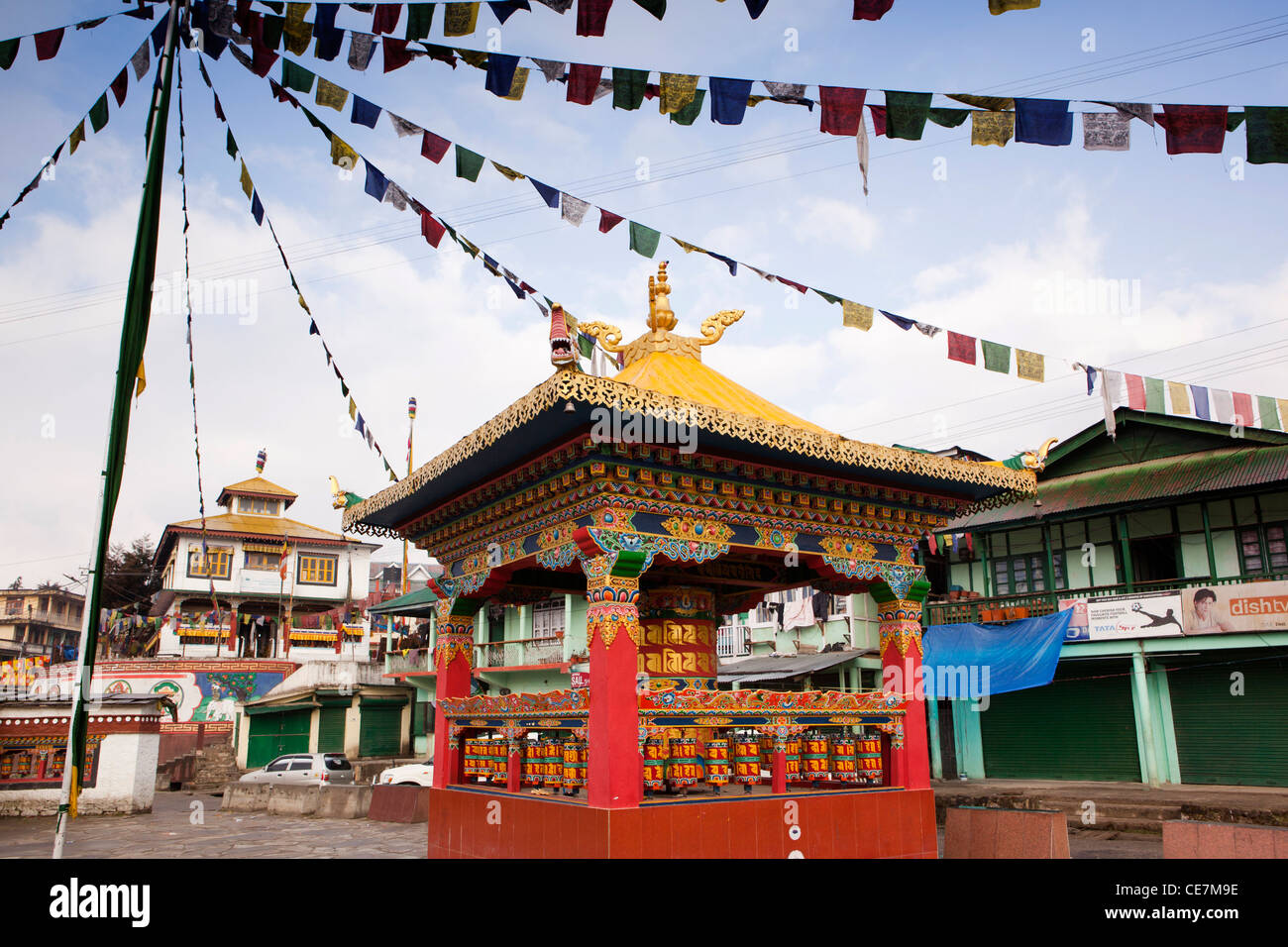 India, Arunachal Pradesh, Tawang, la preghiera buddista ruota e bandiere nel centro città Foto Stock