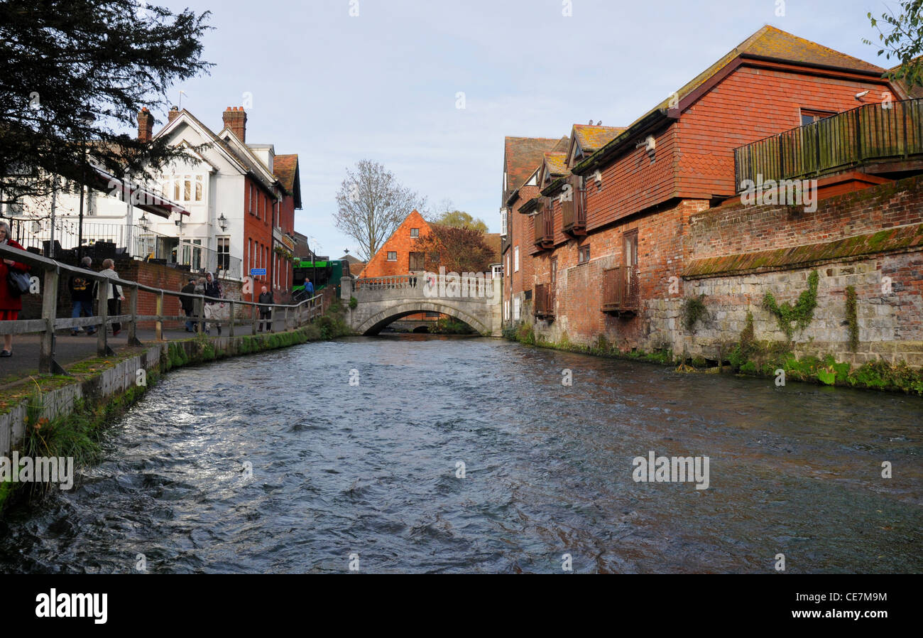 Il fiume ITCHEN scorre attraverso la città di Winchester, HAMPSHIRE Foto Stock
