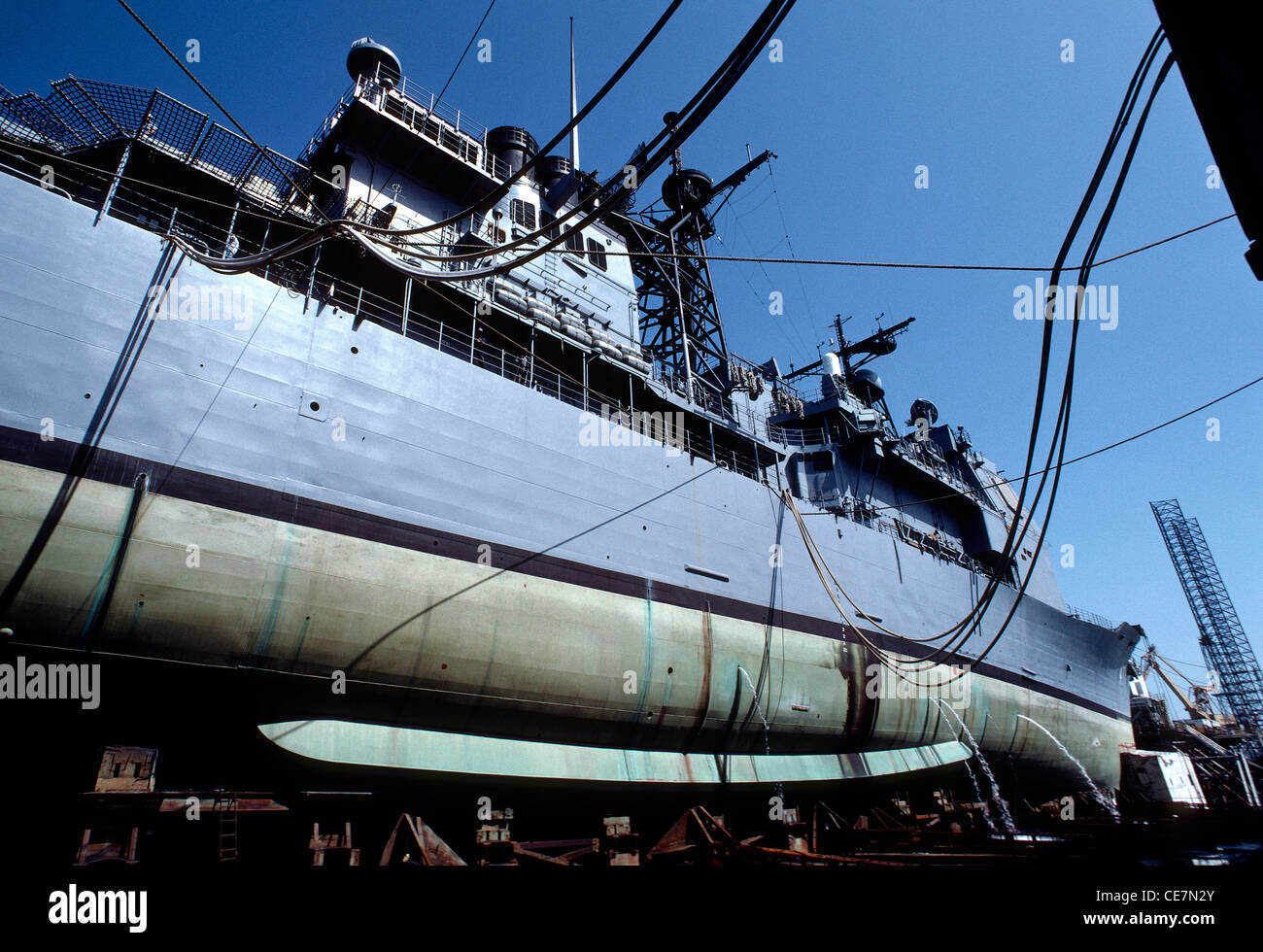 USS Ticonderoga (DDG/Cg-47), guidata-missili cruiser US Navy in drydock per la rigenerazione a Pascagoula, Mississippi, STATI UNITI D'AMERICA Foto Stock