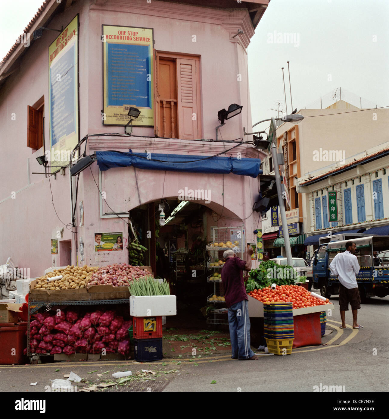 La vita di strada Dunlop Street in Little India di Singapore in Estremo Oriente Asia sud-orientale. Scena urbana della città Città viaggio panoramico Foto Stock