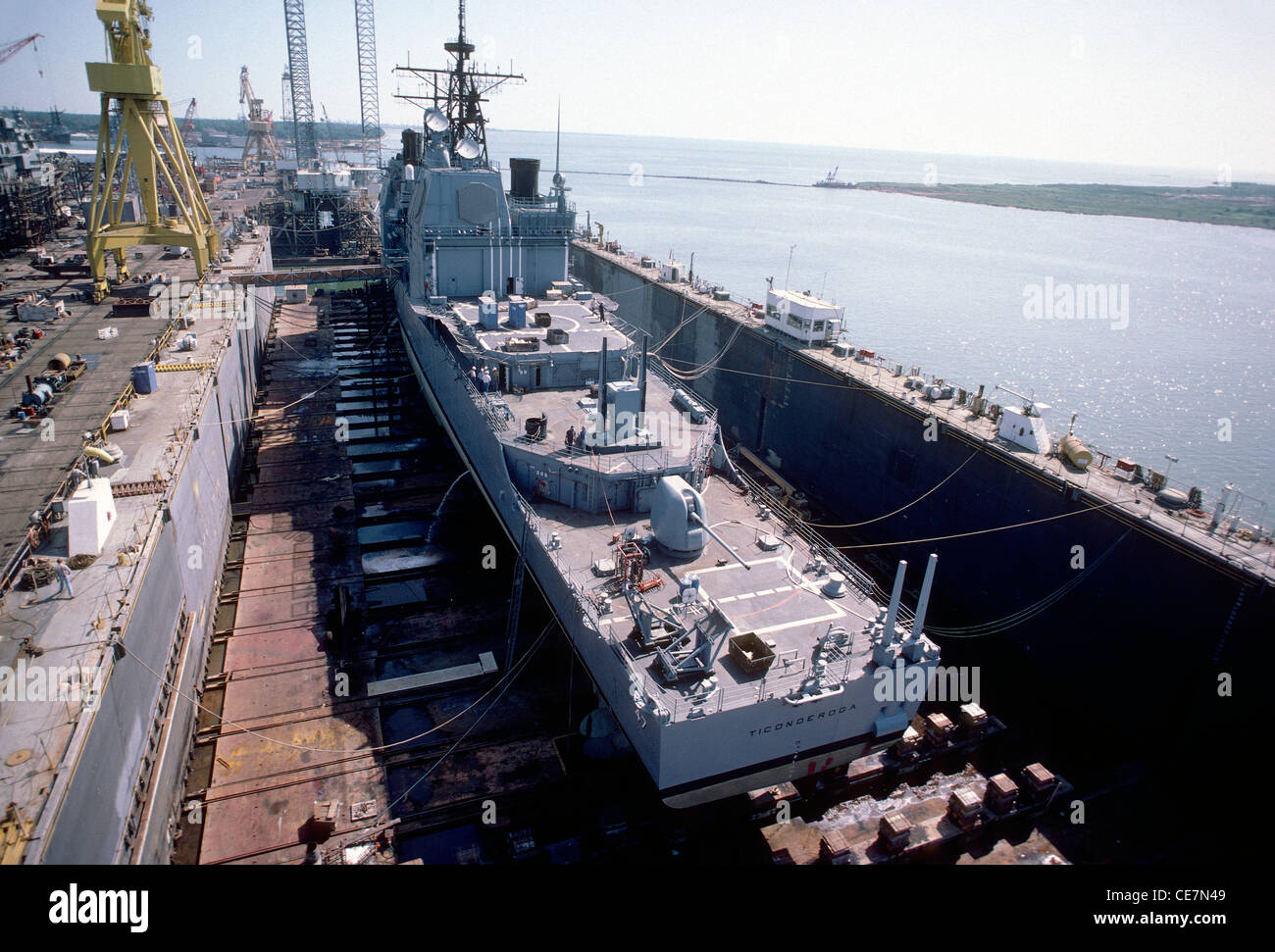 USS Ticonderoga (DDG/Cg-47), guidata-missili cruiser US Navy in drydock per la rigenerazione a Pascagoula, Mississippi, STATI UNITI D'AMERICA Foto Stock