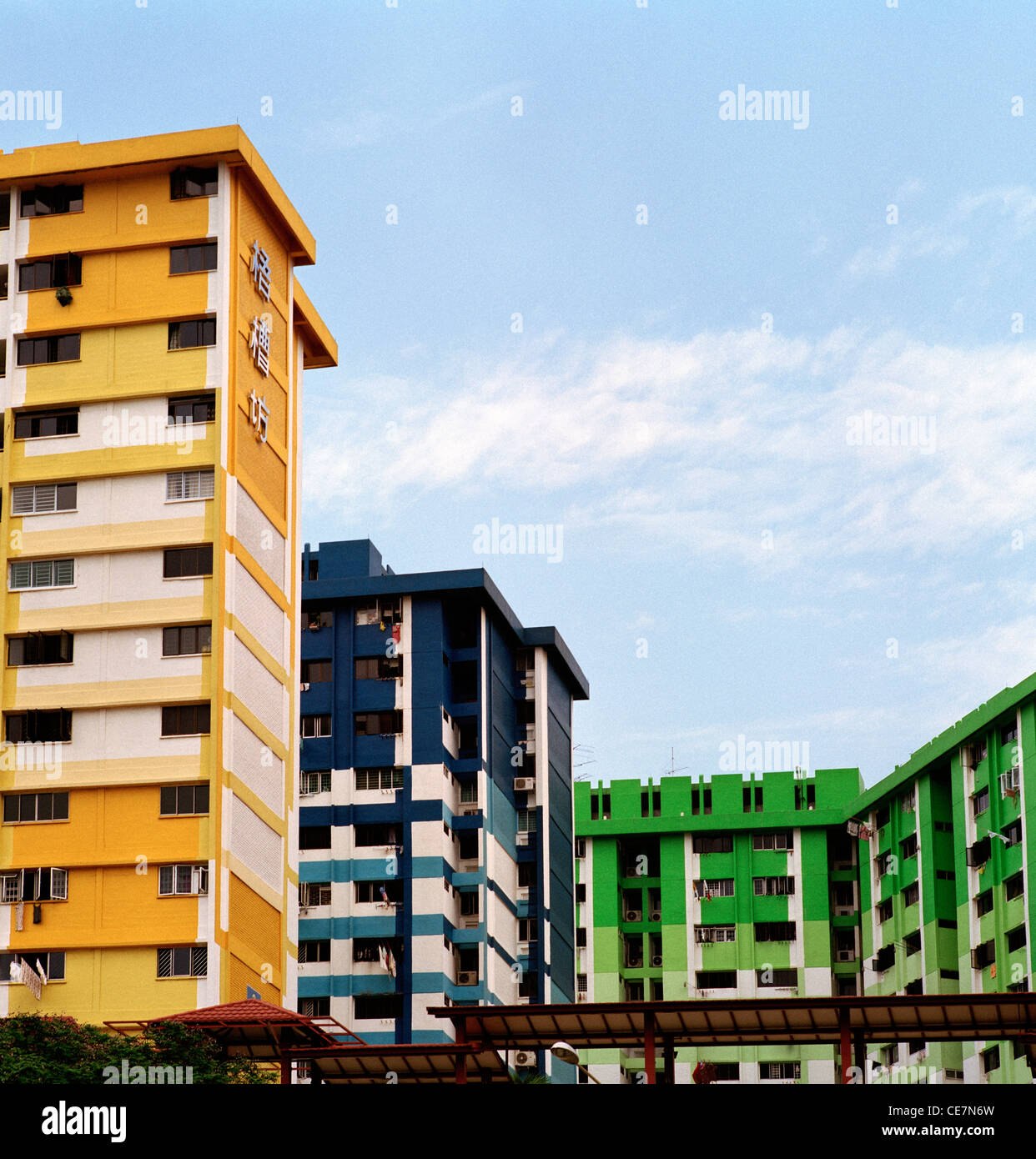 Colorate station wagon moderna edilizia residenziale a Singapore in Estremo Oriente Asia sud-orientale. Città Urban colore colore colorato ad alta densità di viaggiare Foto Stock