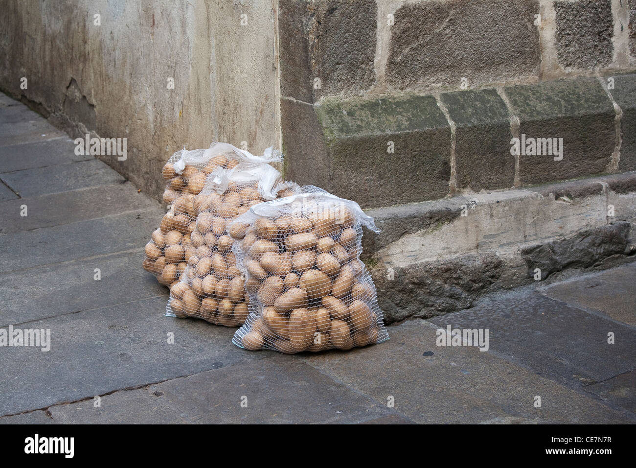 Sacchi di patate a sinistra per la consegna in città vecchia - Santiago de Compostela, Galizia, Spagna Foto Stock