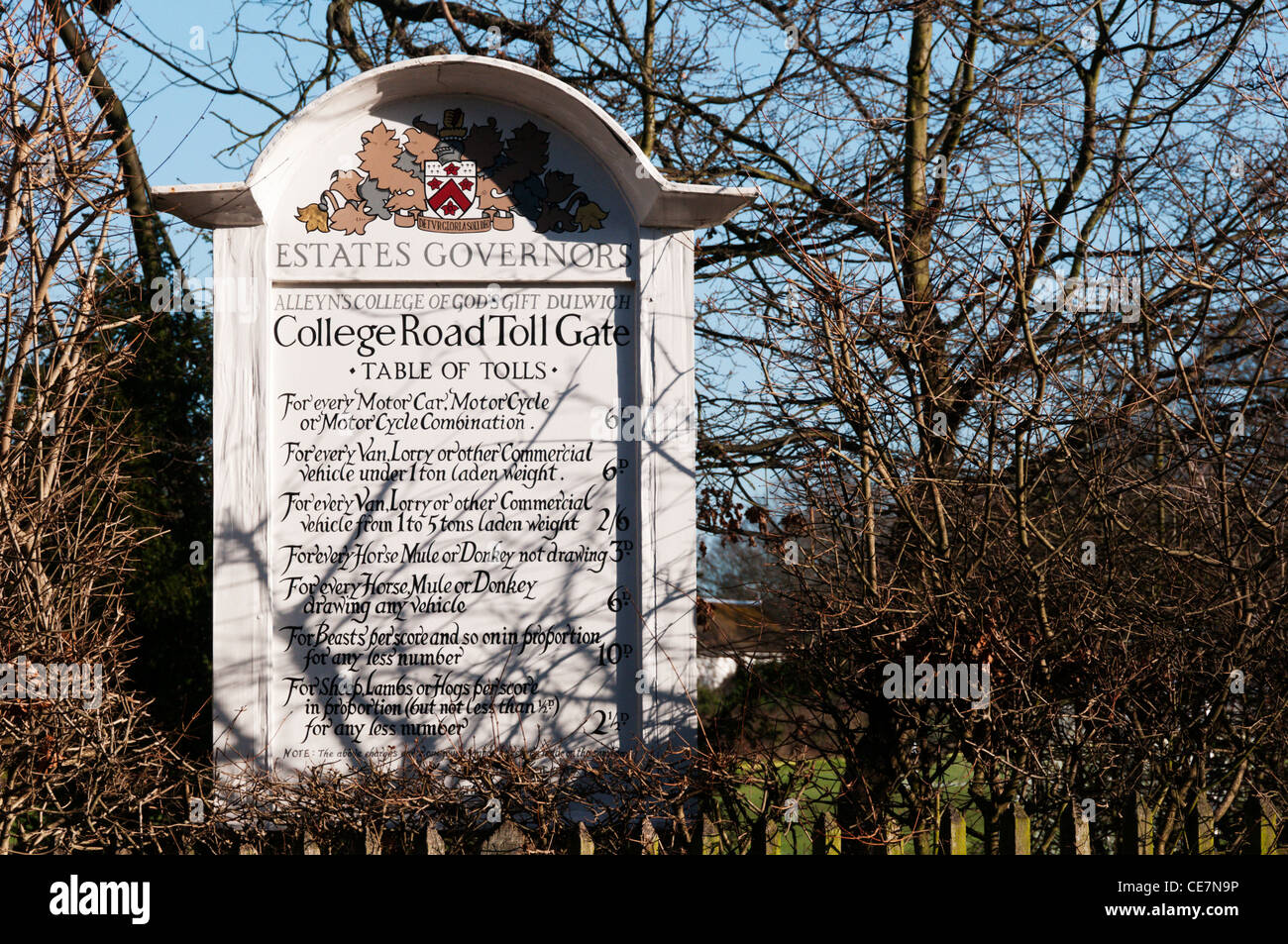 Una scheda mostra l'originale di pedaggi presso il College Road Toll Gate in Dulwich, a sud di Londra. Foto Stock