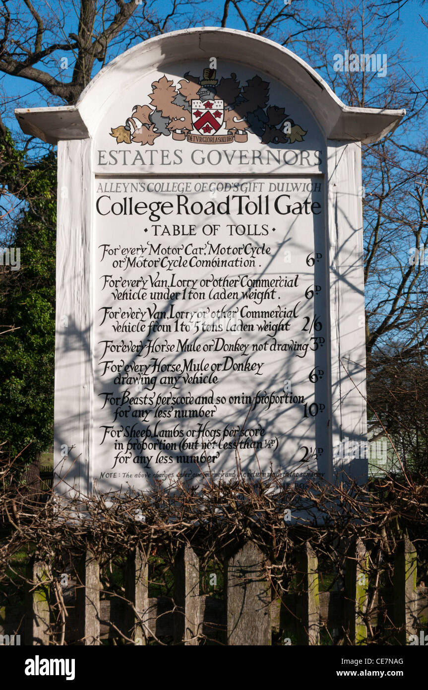 Una scheda mostra l'originale di pedaggi presso il College Road Toll Gate in Dulwich, a sud di Londra. Foto Stock