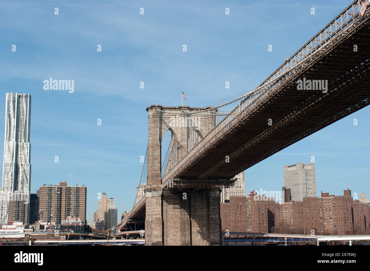 Sotto il ponte di Brooklyn a New York City skyline di Manhattan, NY, STATI UNITI D'AMERICA Foto Stock