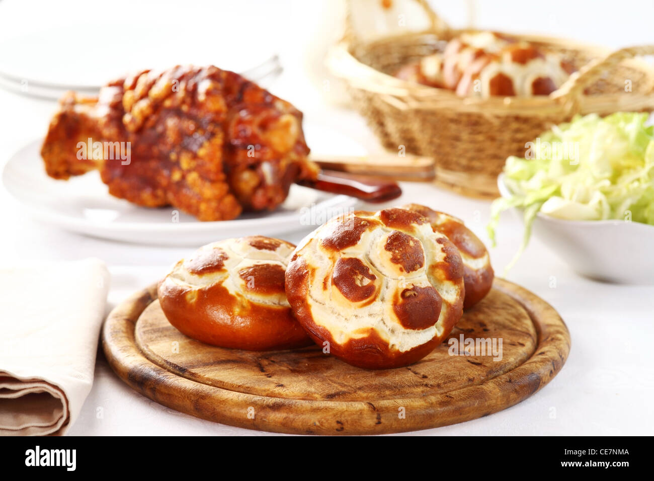 Rustico rotoli di Luco, tedesco tradizionale pasticceria, con il fuso a snodo di carne di maiale e insalata mista Foto Stock