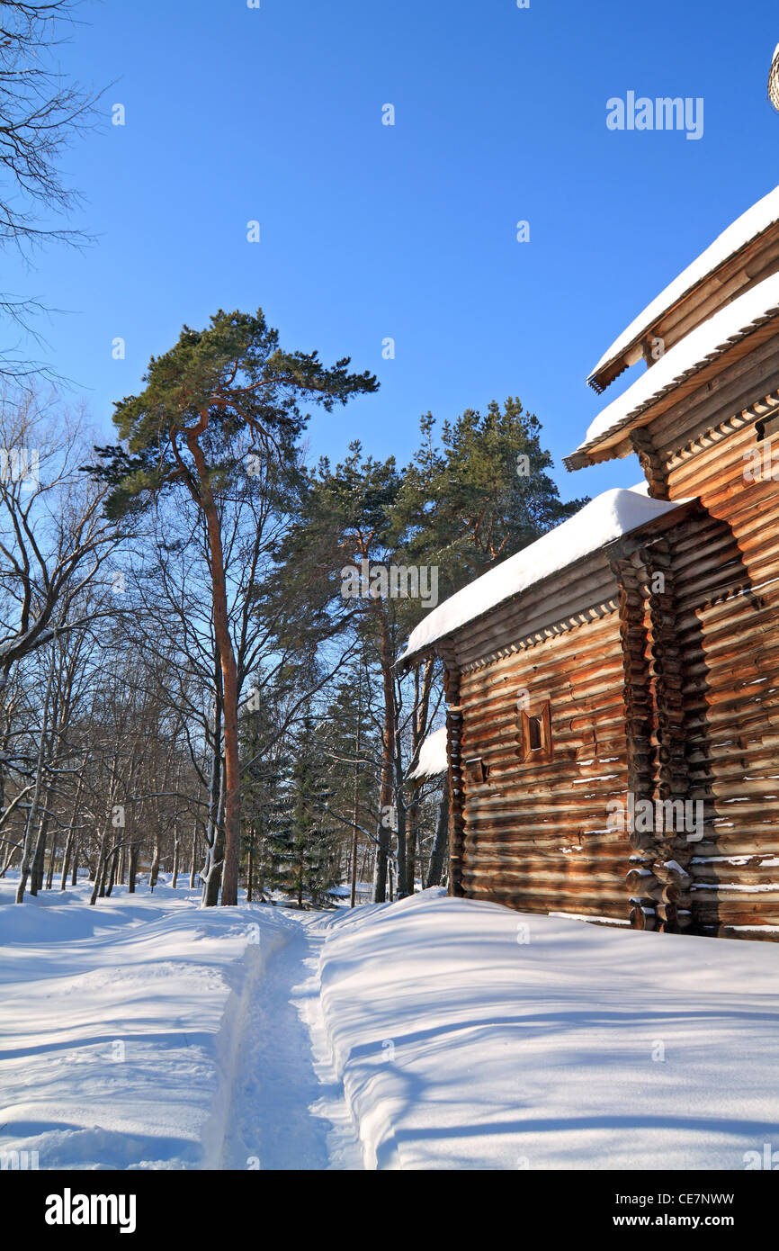 Snow lane vicino edificio rurale Foto Stock