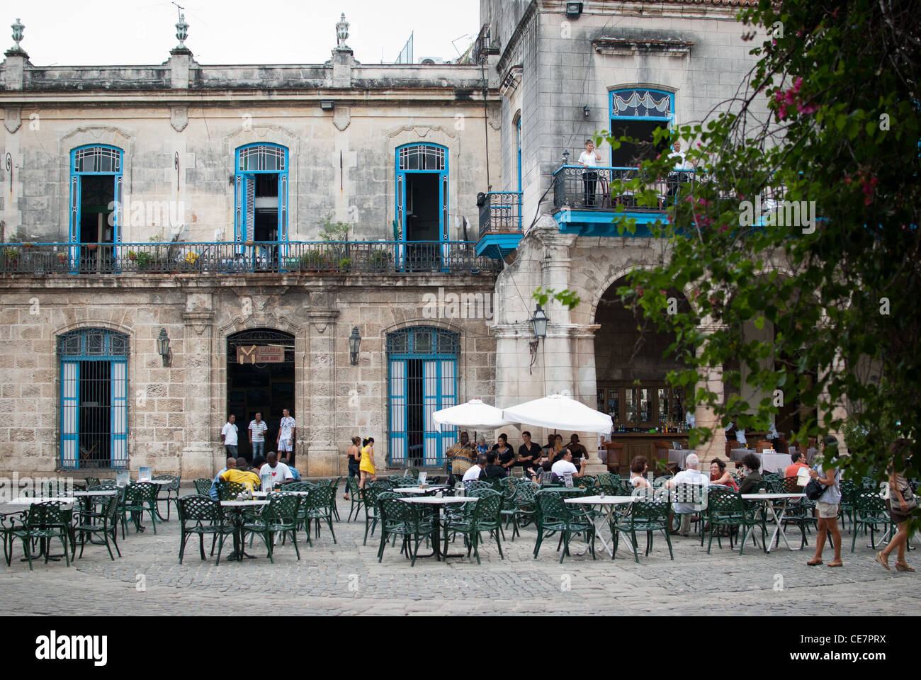 I turisti di appoggio e di ascolto di musica dal vivo a Plaza De La Catedral, Havana, Cuba Foto Stock