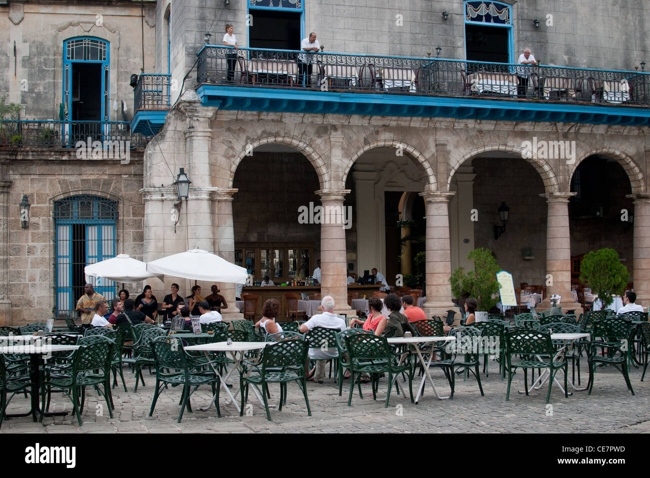 I turisti di appoggio e di ascolto di musica dal vivo a Plaza De La Catedral, Havana, Cuba Foto Stock