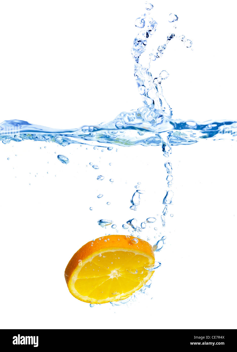 Succo di arancia è scesa in acqua con splash isolato su bianco Foto Stock