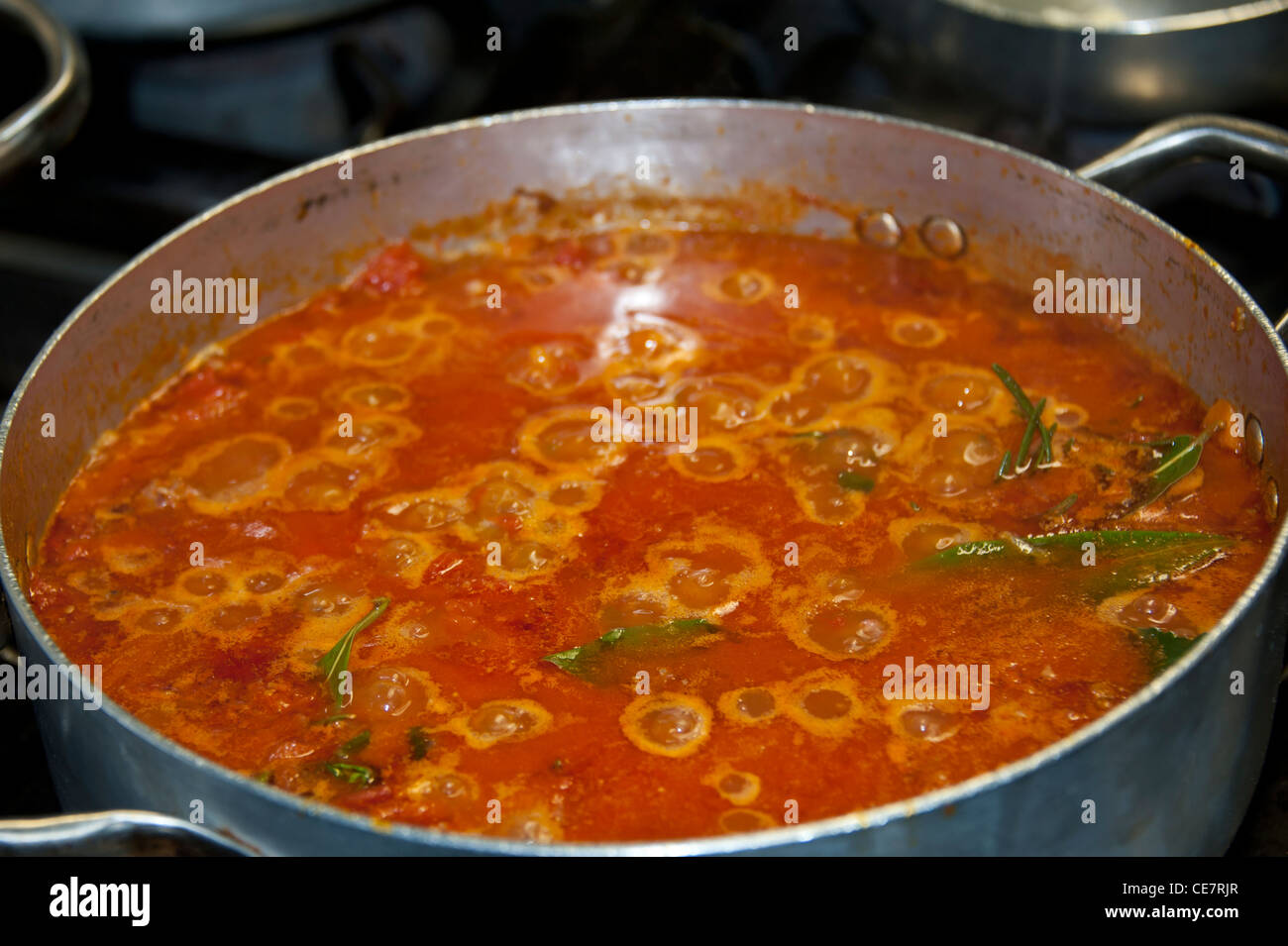 Ragu Bolognese è una cottura in cucina romana. Foto Stock