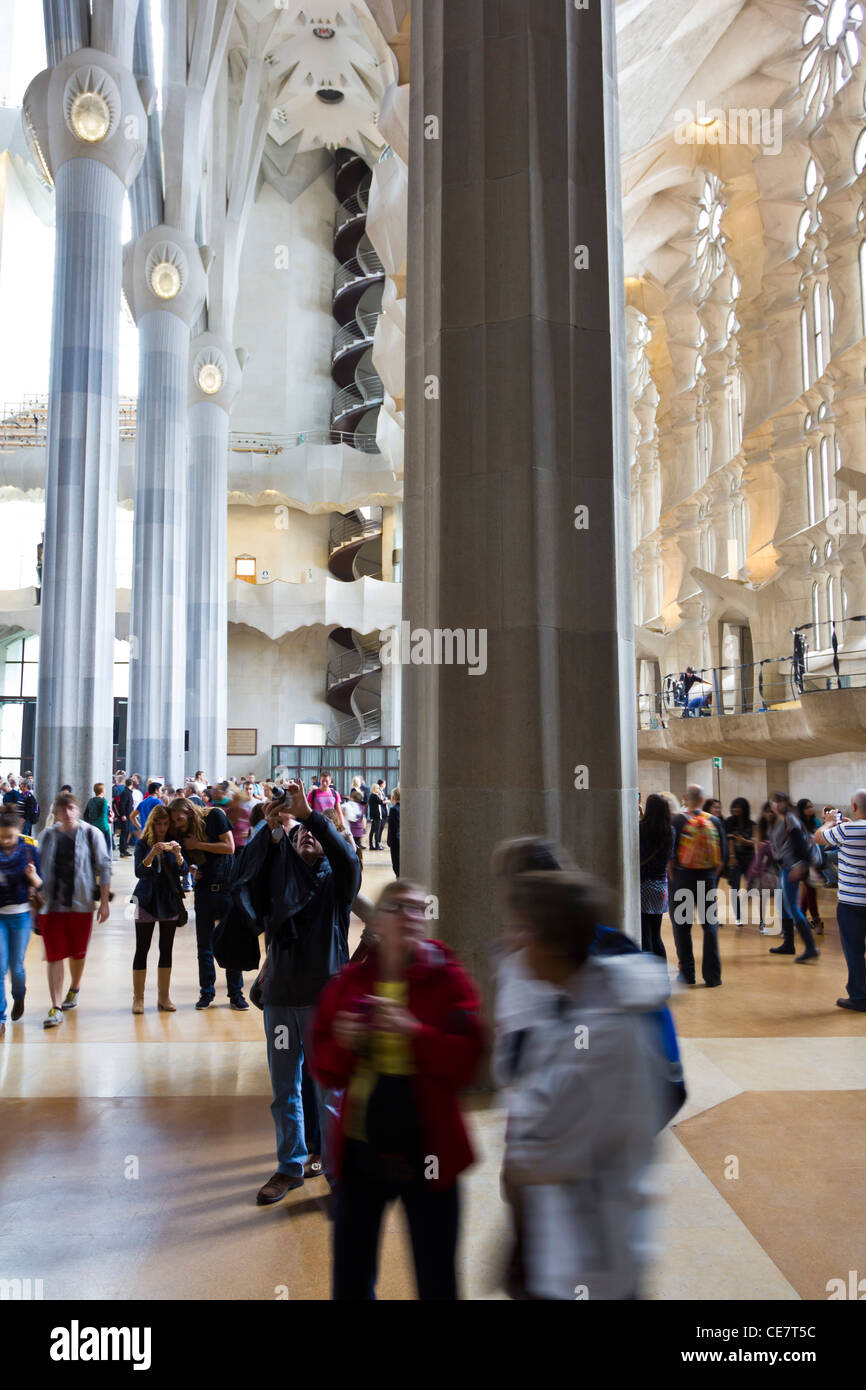 I turisti visualizzazione colonne interne della cattedrale di Gaudì, la Sagrada Familia Foto Stock