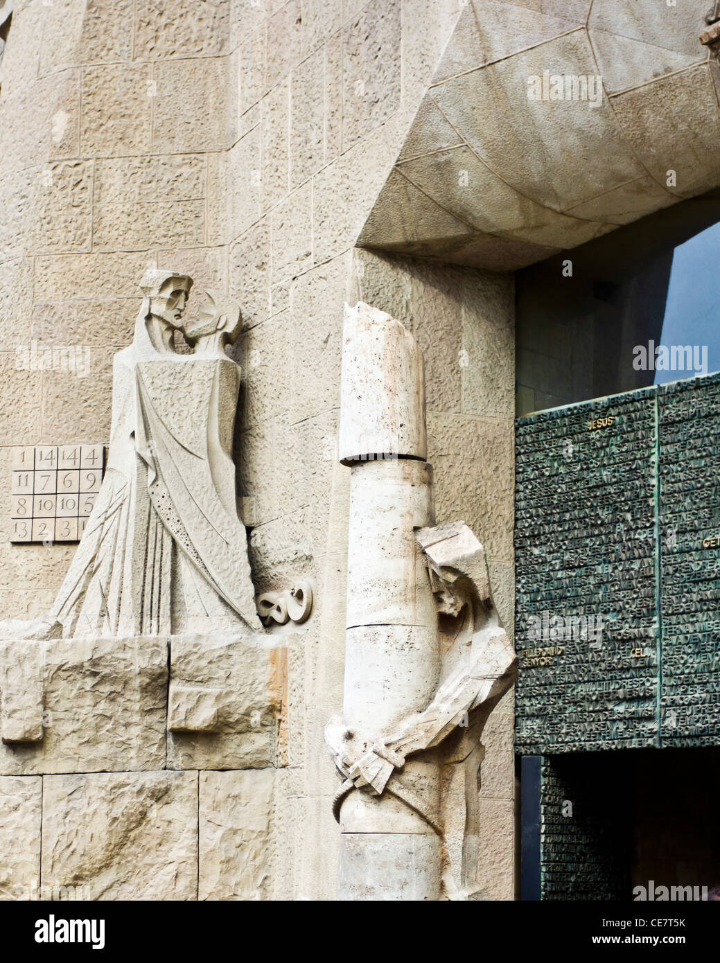 Gli intricati in muratura nella cattedrale di Gaudì, la Sagrada Familia - una delle più famose attrazioni turistiche di Barcellona, Spagna Foto Stock