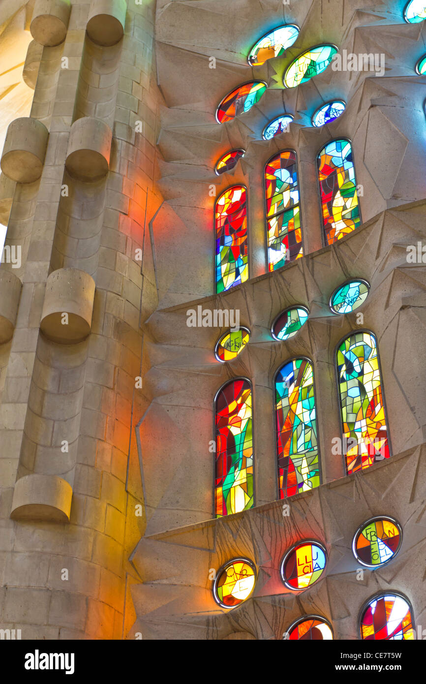 Le finestre di vetro macchiate sulla cattedrale di Gaudì, la Sagrada Familia - una delle più famose attrazioni turistiche di Barcellona, Spagna Foto Stock