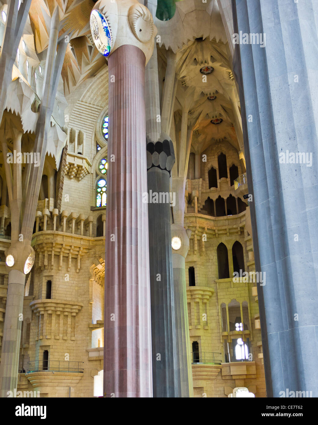 Colonne interne della cattedrale di Gaudì, la Sagrada Familia - una delle più famose attrazioni turistiche di Barcellona, Spagna Foto Stock