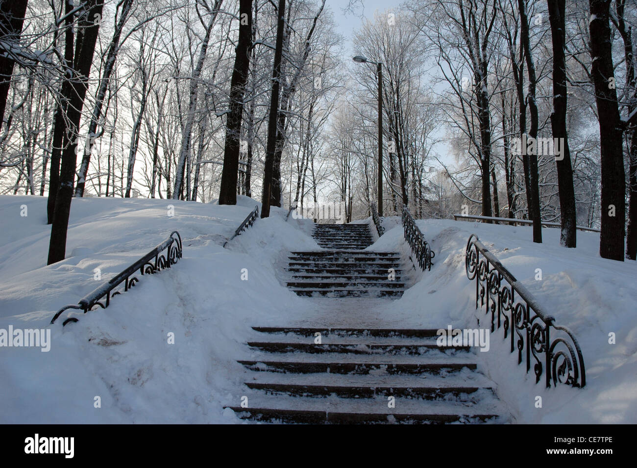 Parco pubblico di scale e corrimano neve al coperto Foto Stock