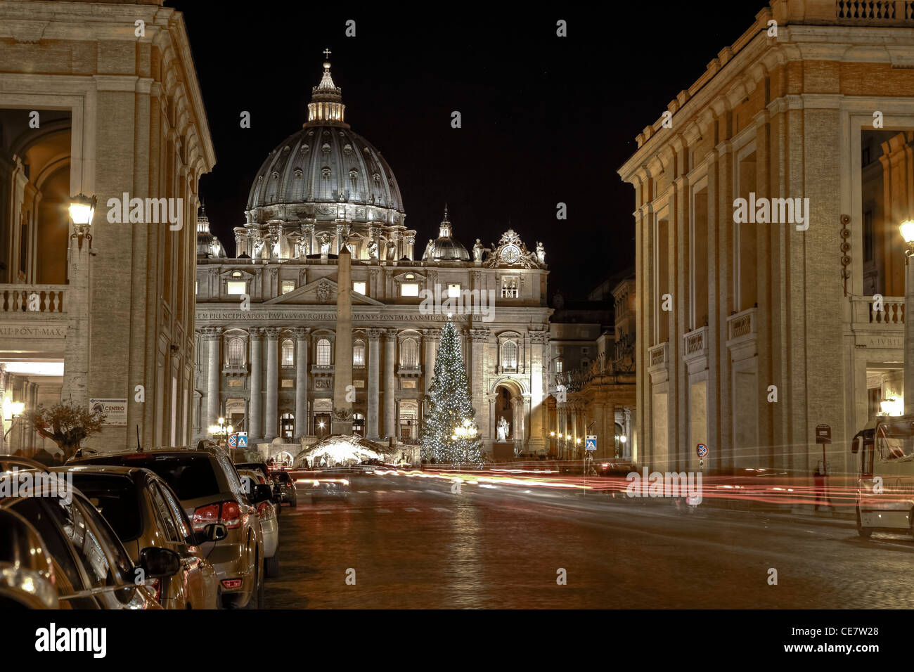 Vista della Basilica di San Pietro in Roma, Lazio, Italia sulla Via della Conciliazione. Foto Stock