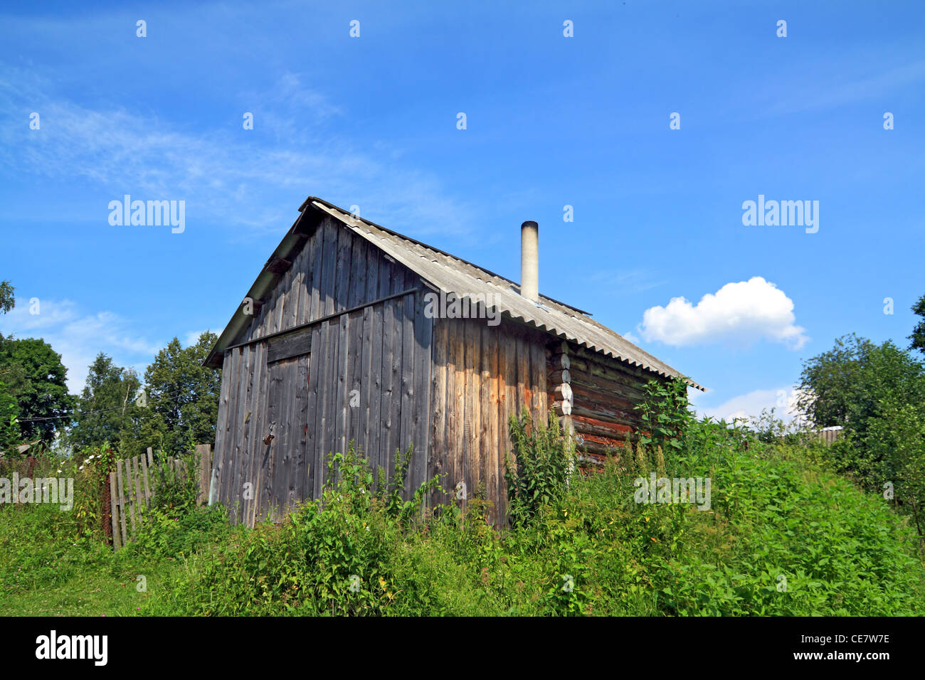 Legno casa rurale tra le erbe aromatiche Foto Stock