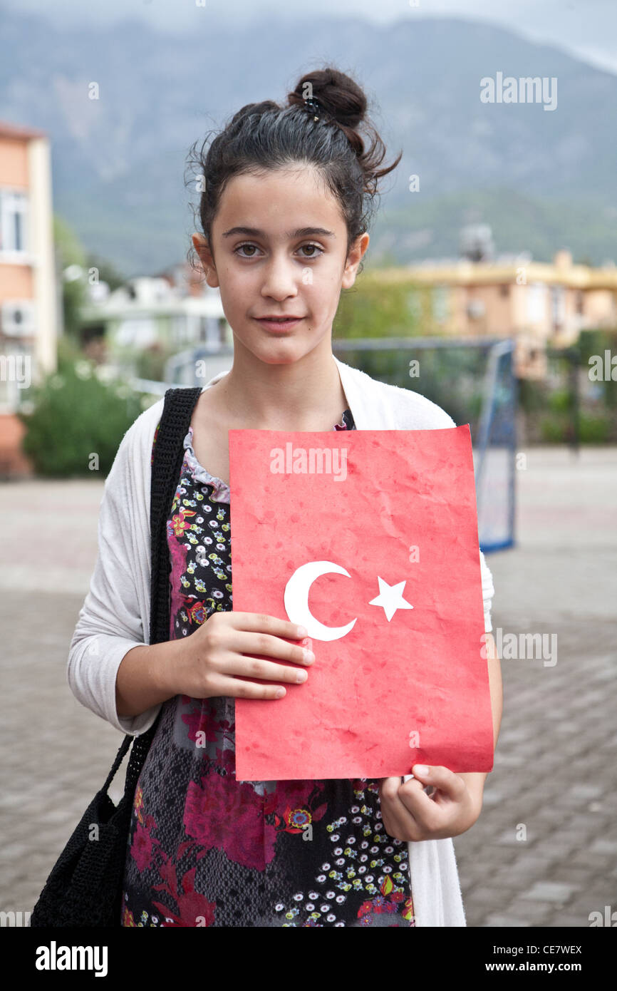 Bagno turco schoolgirl celebra la Repubblica turca giorno nella città di Tekirova, la Turchia il 29 ottobre, 2010 , azienda artigianale di cartella con Foto Stock