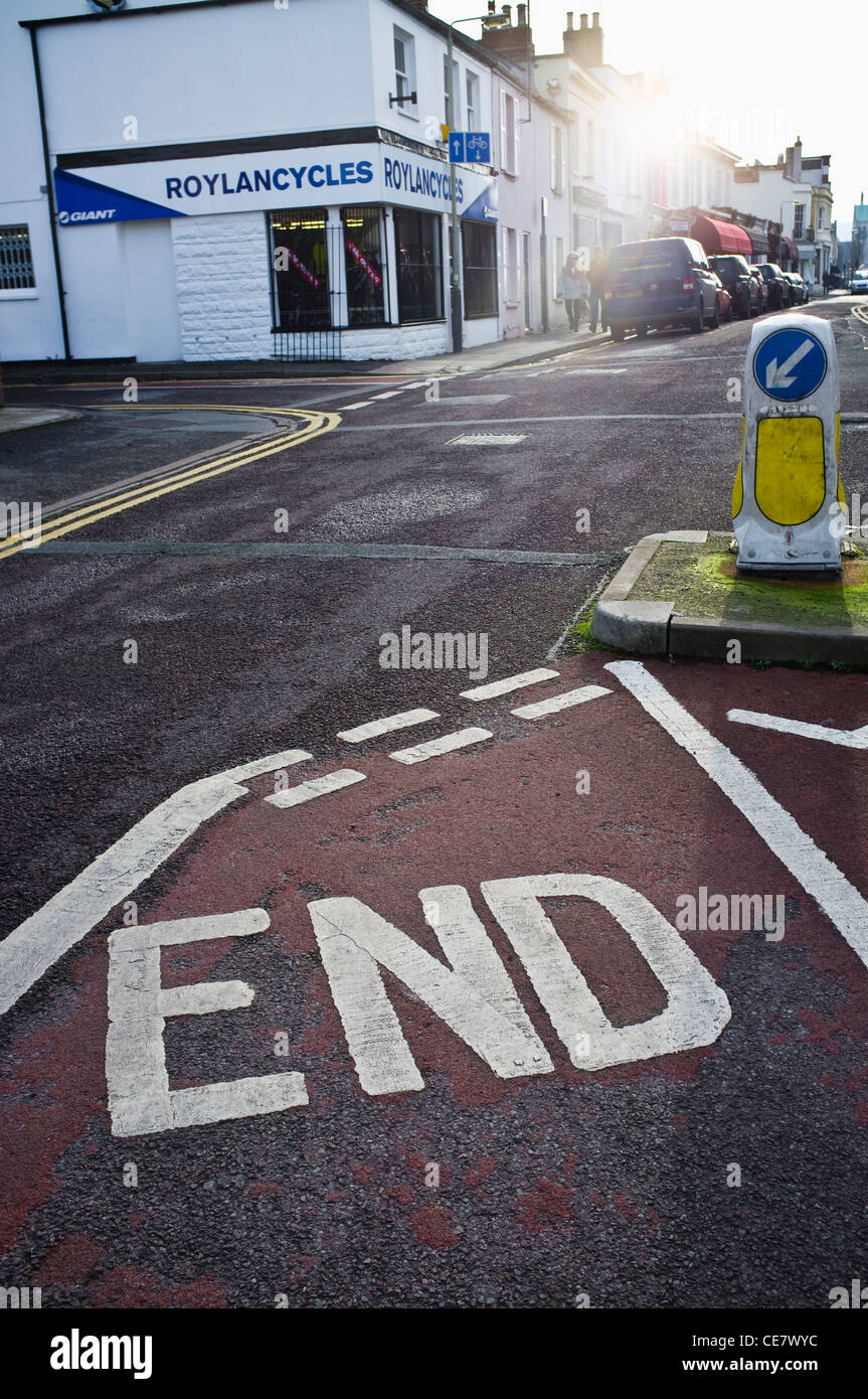 Una pista ciclabile che giunge al termine, appena prima di un negozio di biciclette. Foto Stock