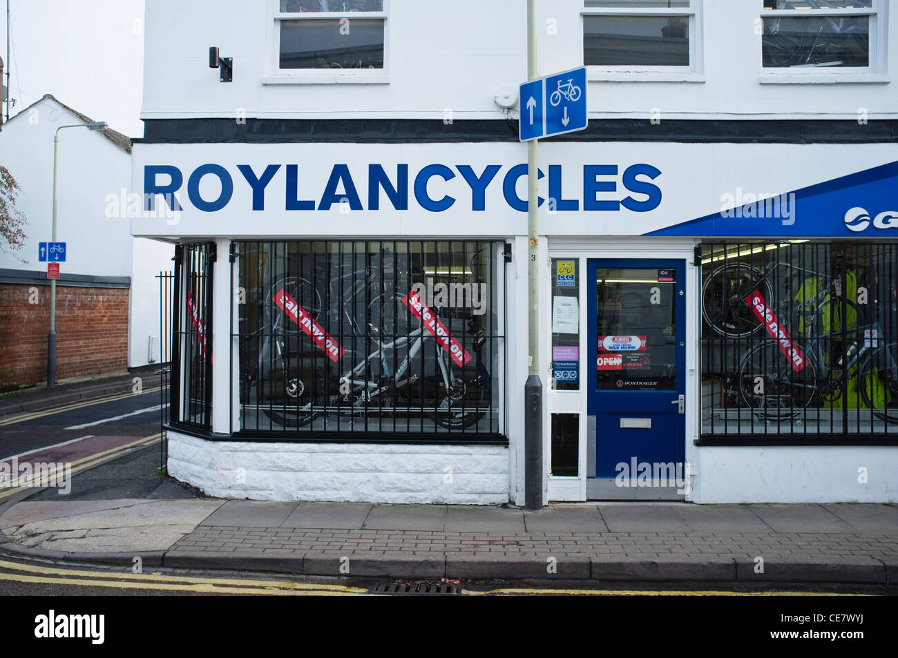 Un piccolo indipendente / family run negozio di biciclette. ( Roylan Cicli ) Nota il ciclo "Lane' segno / freccia rivolta verso la porta. Foto Stock