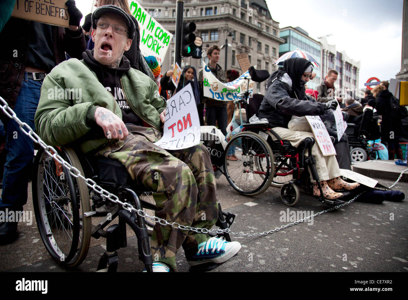 Disabili e in grado corposo blocco di manifestanti Oxford Circus a Londra centrale. Per protestare contro i tagli e la riforma del welfare Bill. Foto Stock