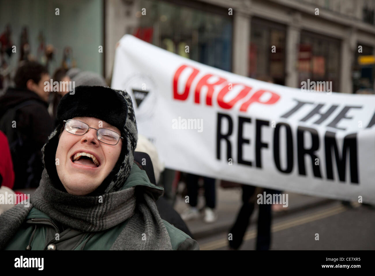 Disabili e in grado corposo blocco di manifestanti Oxford Circus a Londra centrale. Per protestare contro i tagli e la riforma del welfare Bill. Foto Stock