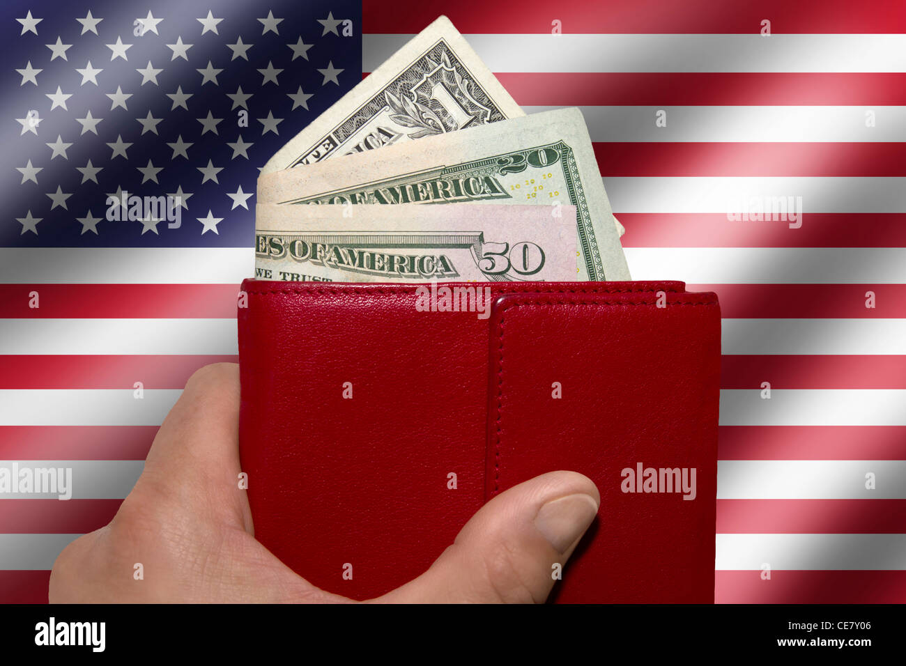 Maschio di mano azienda red wallet con noi le fatture del dollaro Foto Stock