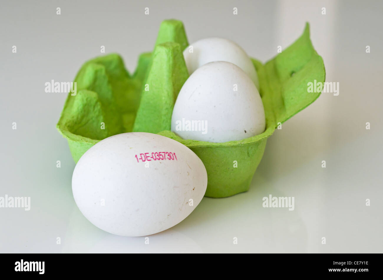 Organici di uova di colore bianco con timbri di origine e paesi di origine: Germania Foto Stock