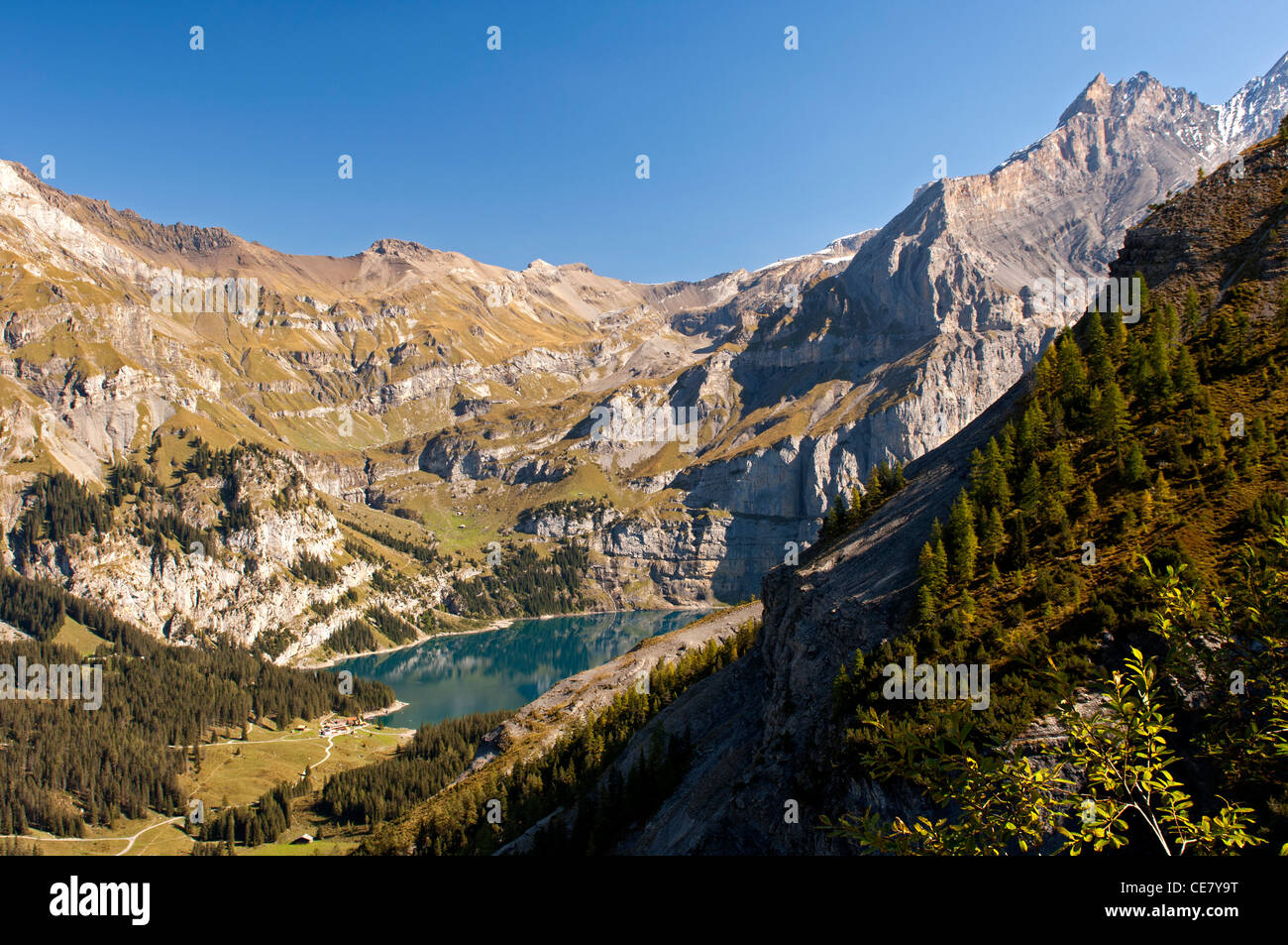 Lago Oeschinenensee presso il sito Patrimonio Mondiale dell'UNESCO alpi svizzere, Kandersteg, Oberland bernese, Svizzera Foto Stock