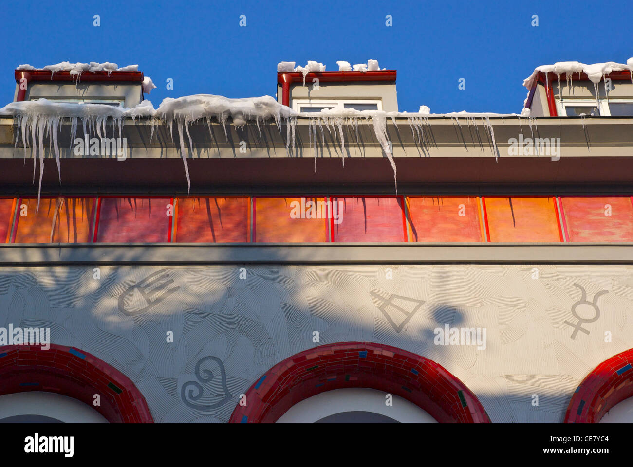 Ghiaccio sul tetto del Teatro Metropolis, Bucarest, Romania. È questo il 'inverno di malcontento' per i teatri e per l'Europa? Foto Stock
