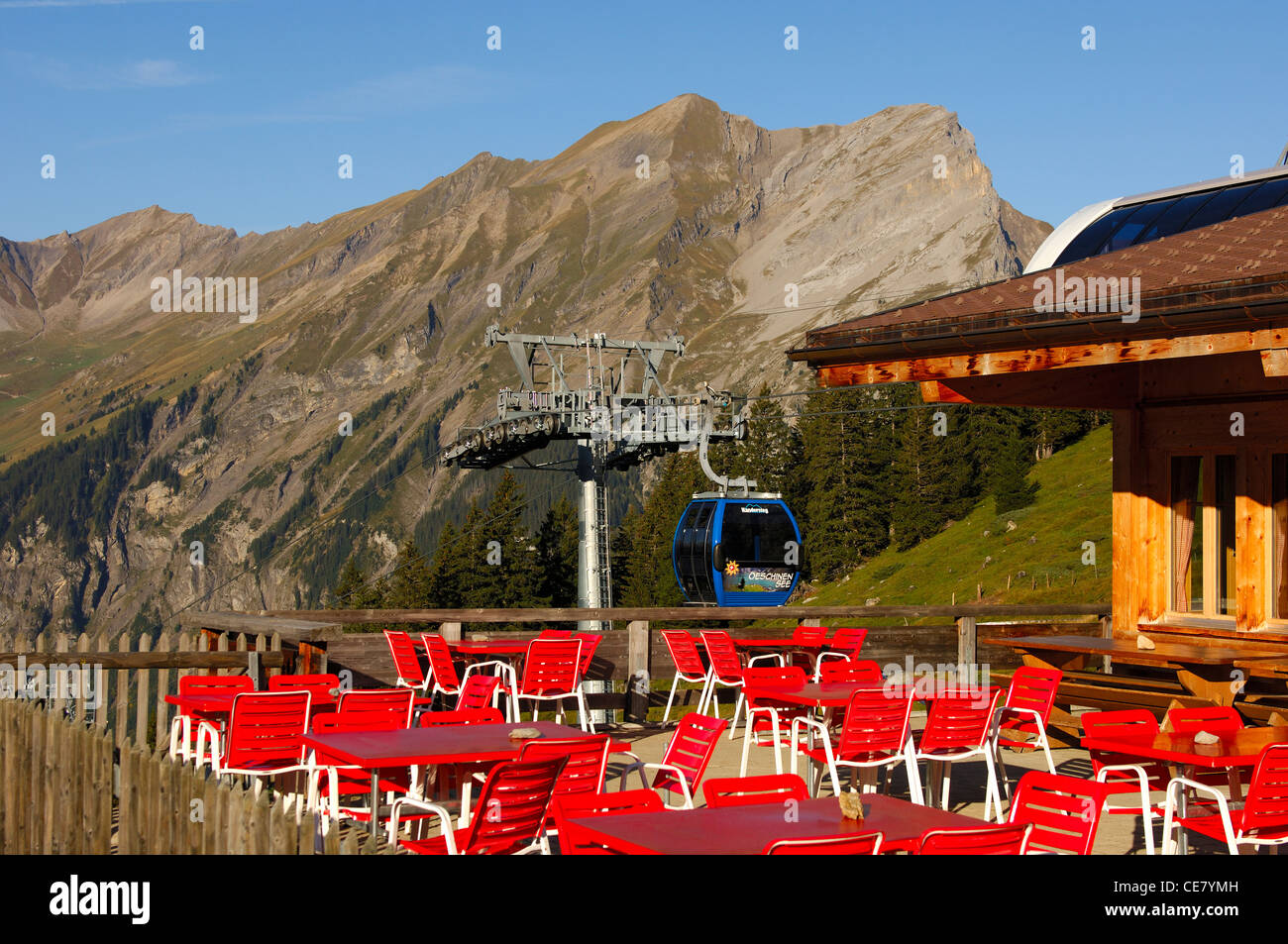 Tabelle vuote nel ristorante del superiore funivia stazione a lago Oeschinensee, Kandersteg, Svizzera Foto Stock