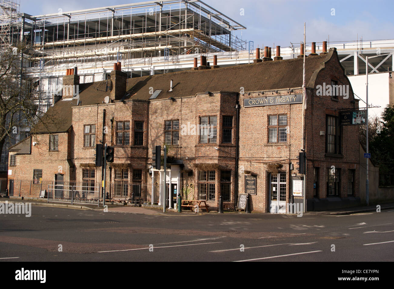 Corona e trattato medievale pub di Londra, Uxbridge, Hillingdon, Middlesex, Londra, Inghilterra Foto Stock