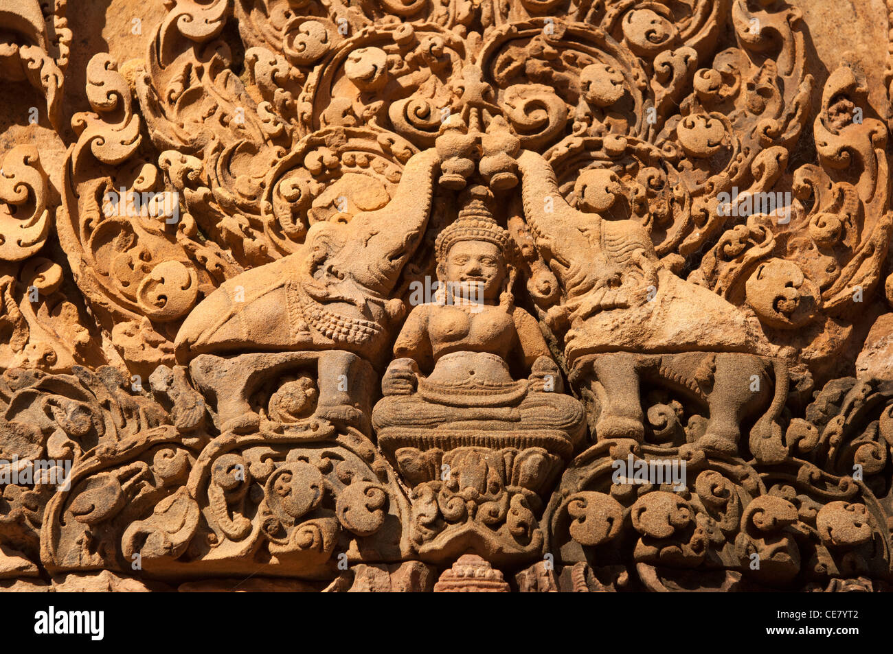 La dea Indù Lakshmi, fiancheggiata da elefanti, Banteay Srei temple, Cittadella delle donne, Angkor, Cambogia Foto Stock