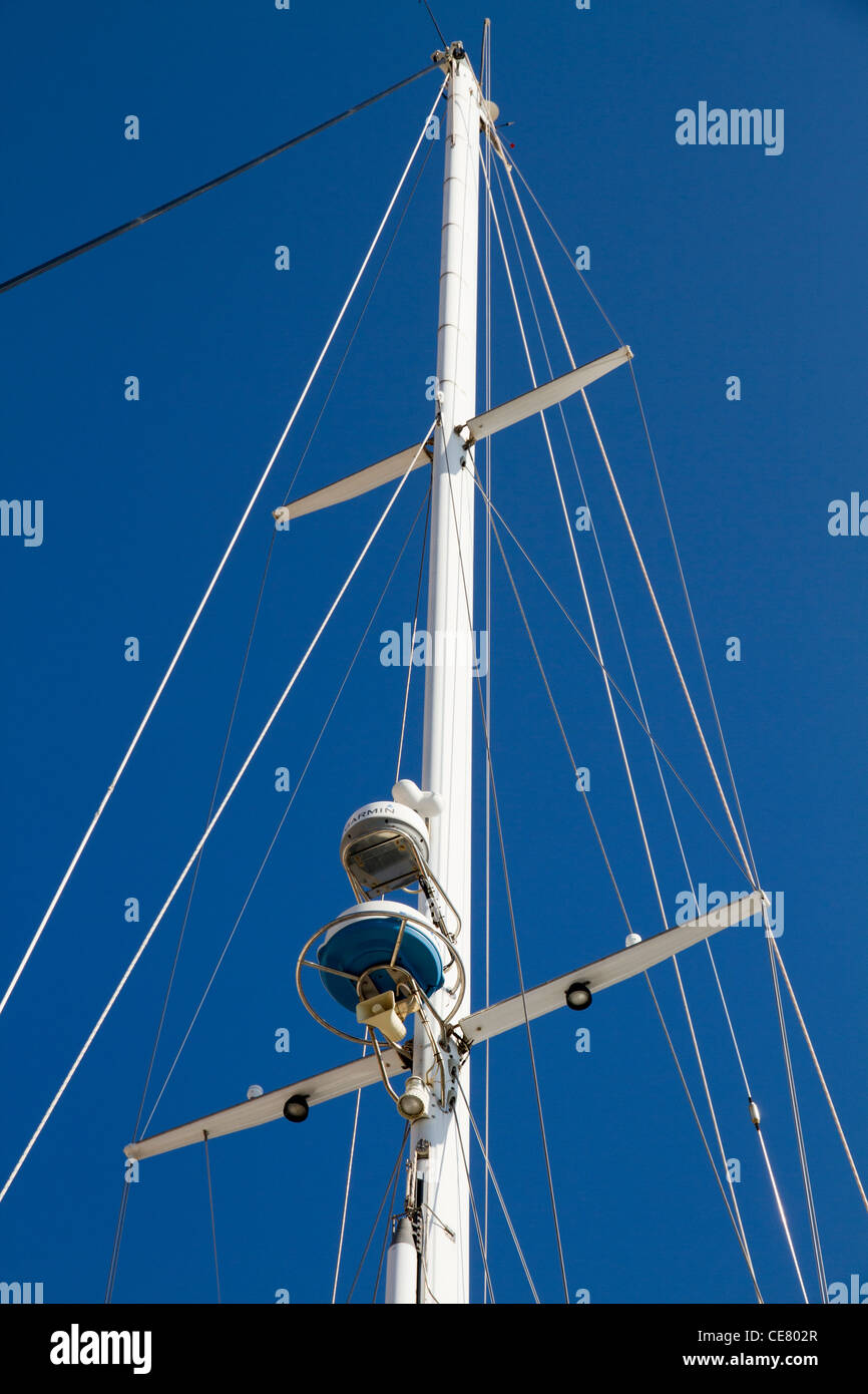 Il radar e delle attrezzature di sicurezza di attrezzature per la navigazione sul montante di yacht di lusso Foto Stock