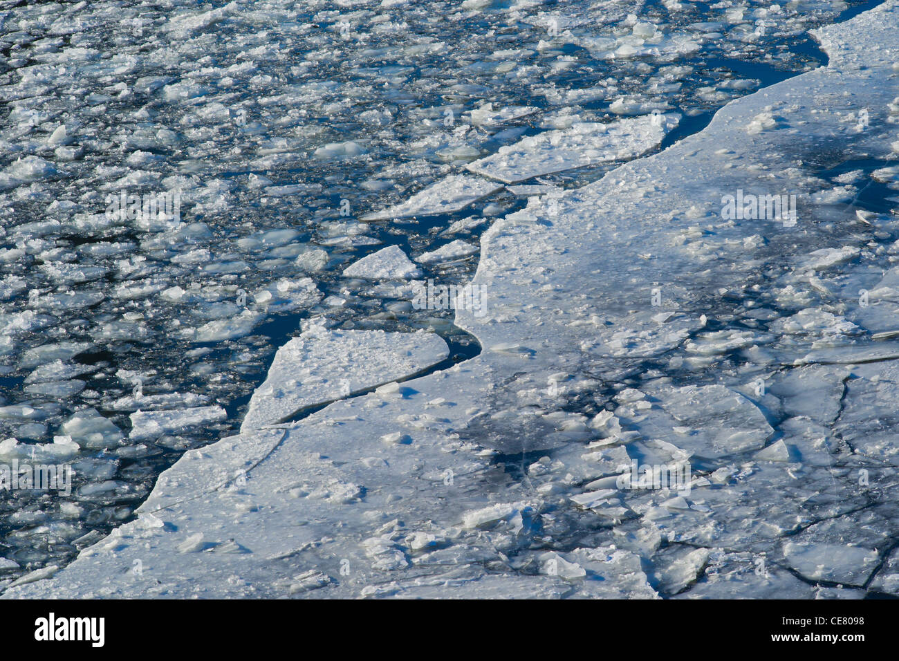 Vista invernale di un fiume, di cui una parte è coperta dai ghiacci e un'altra parte dal ghiaccio dei fanghi Foto Stock