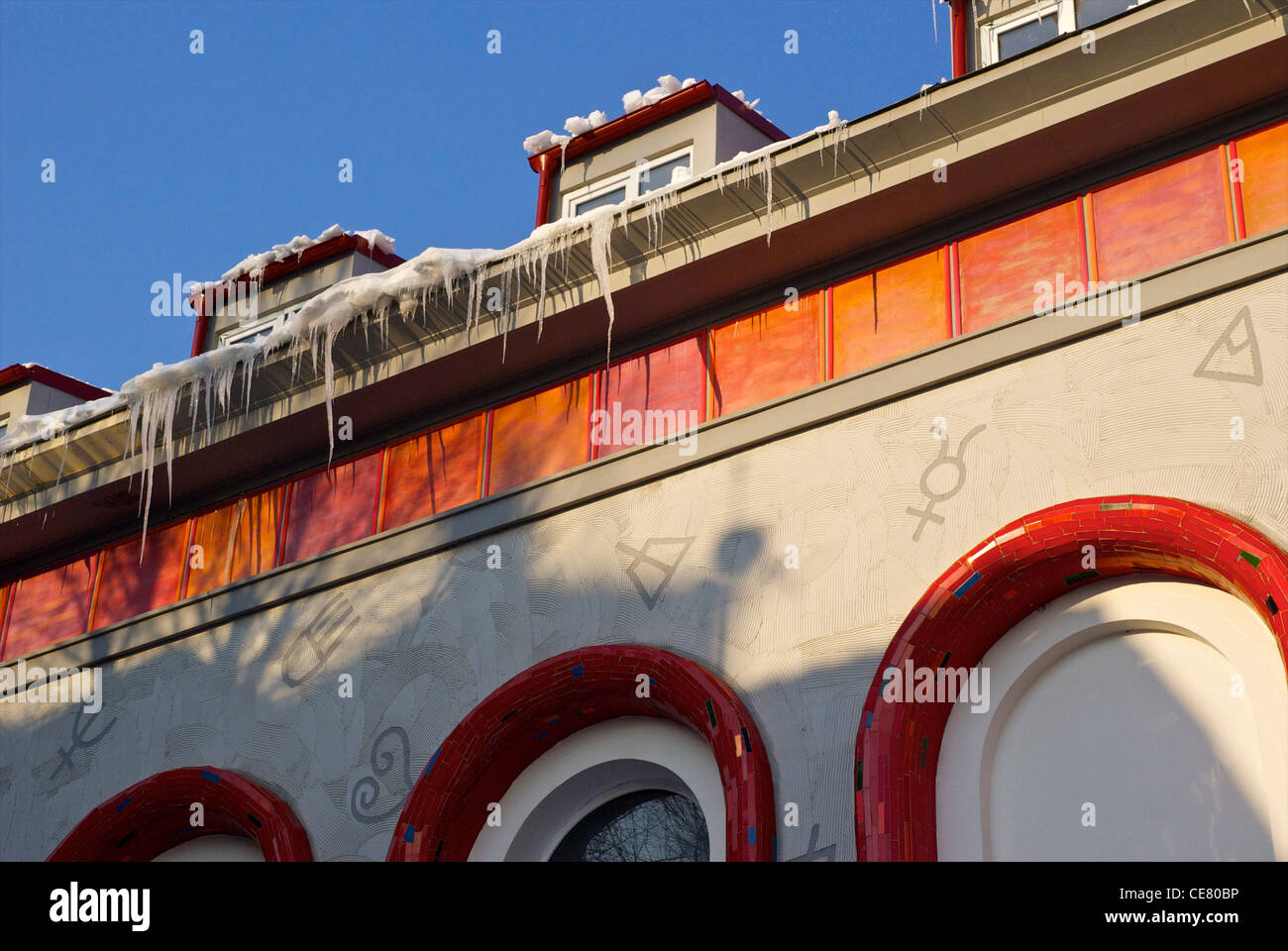 Ghiaccio sul tetto del Teatro Metropolis, Bucarest, Romania. È questo il 'inverno di malcontento' per i teatri e per l'Europa? Foto Stock