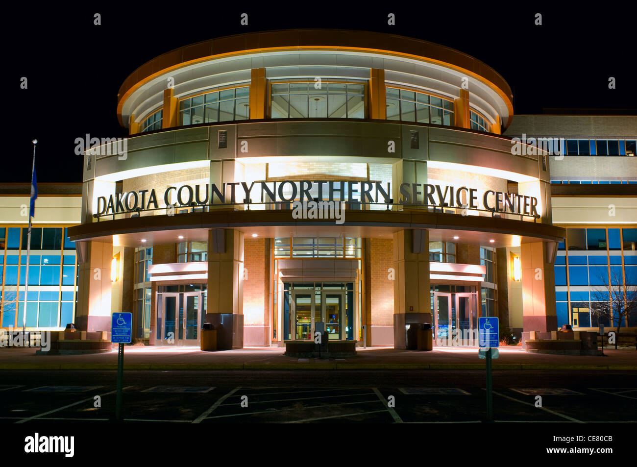 Dakota del Nord della Contea di Centro di Servizio Edificio governativo nella zona ovest di Saint Paul Minnesota di notte Foto Stock