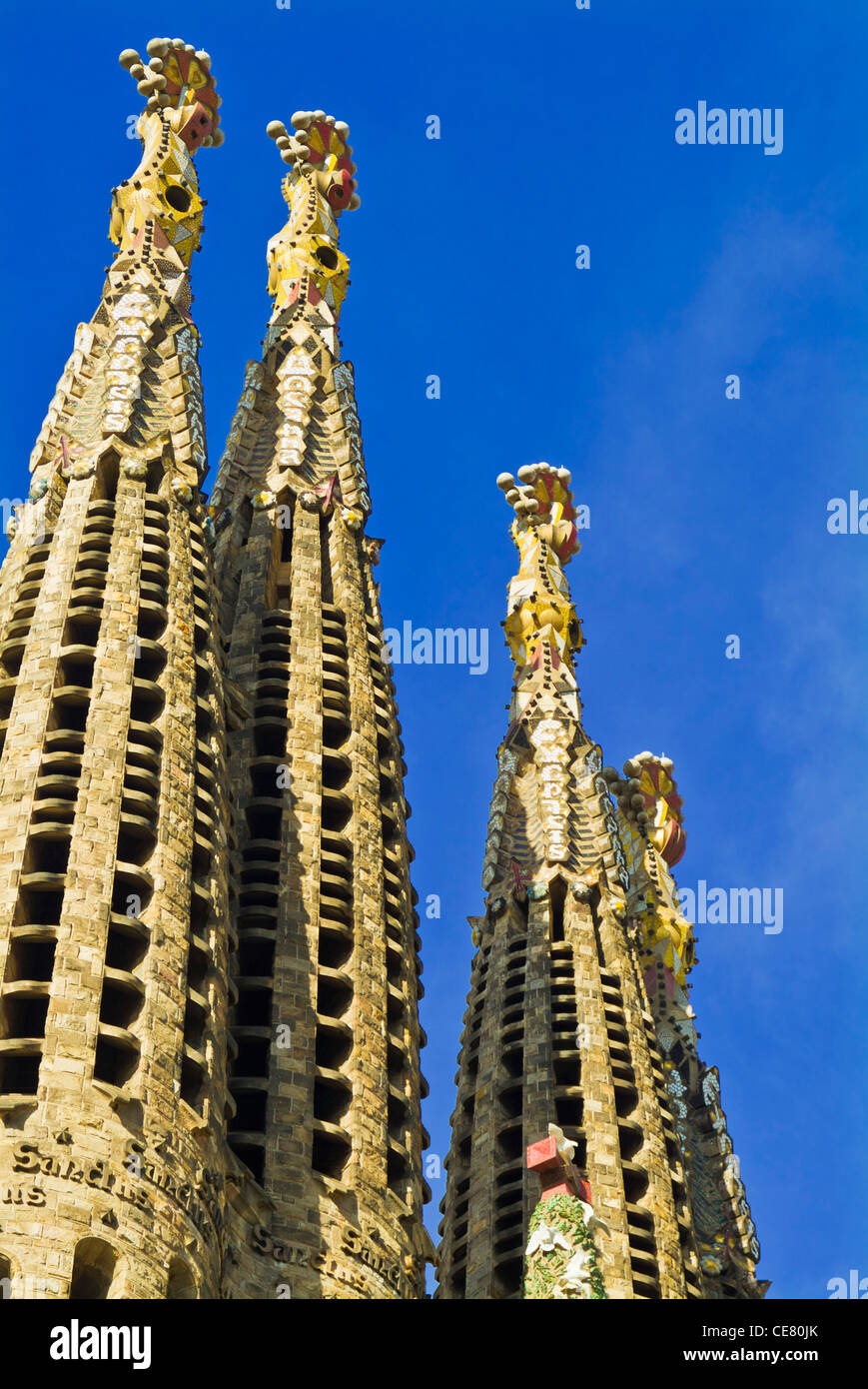 Le torri della famosa chiesa della Sagrada Familia di Antoni Gaudì a Barcellona Spagna UE Europa Foto Stock