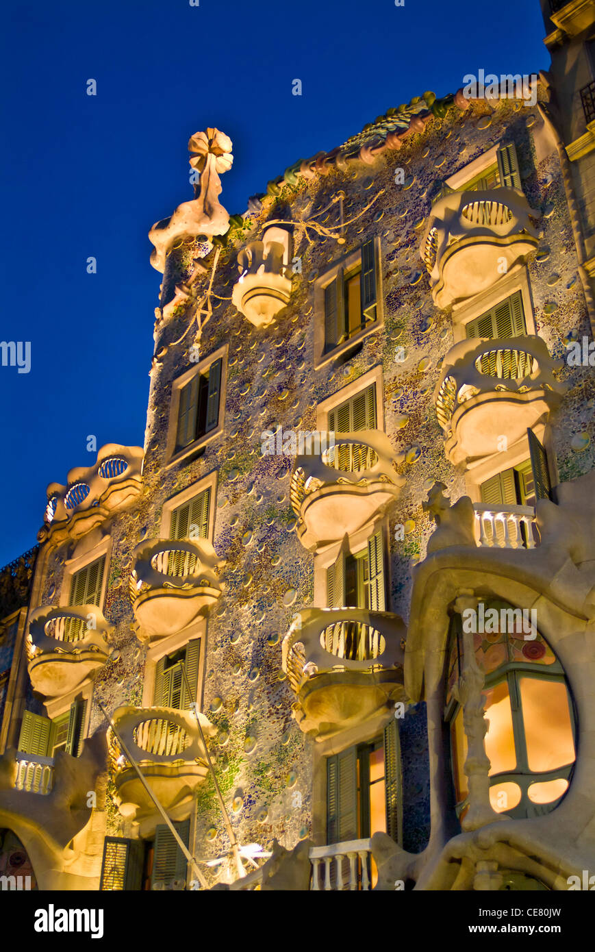 Barcellona Catalunya Vista del mosaico della facciata esterna della Casa Batllo durante la notte da architetto Antoni Gaudì Barcellona Spagna UE Europa Catalogna Foto Stock