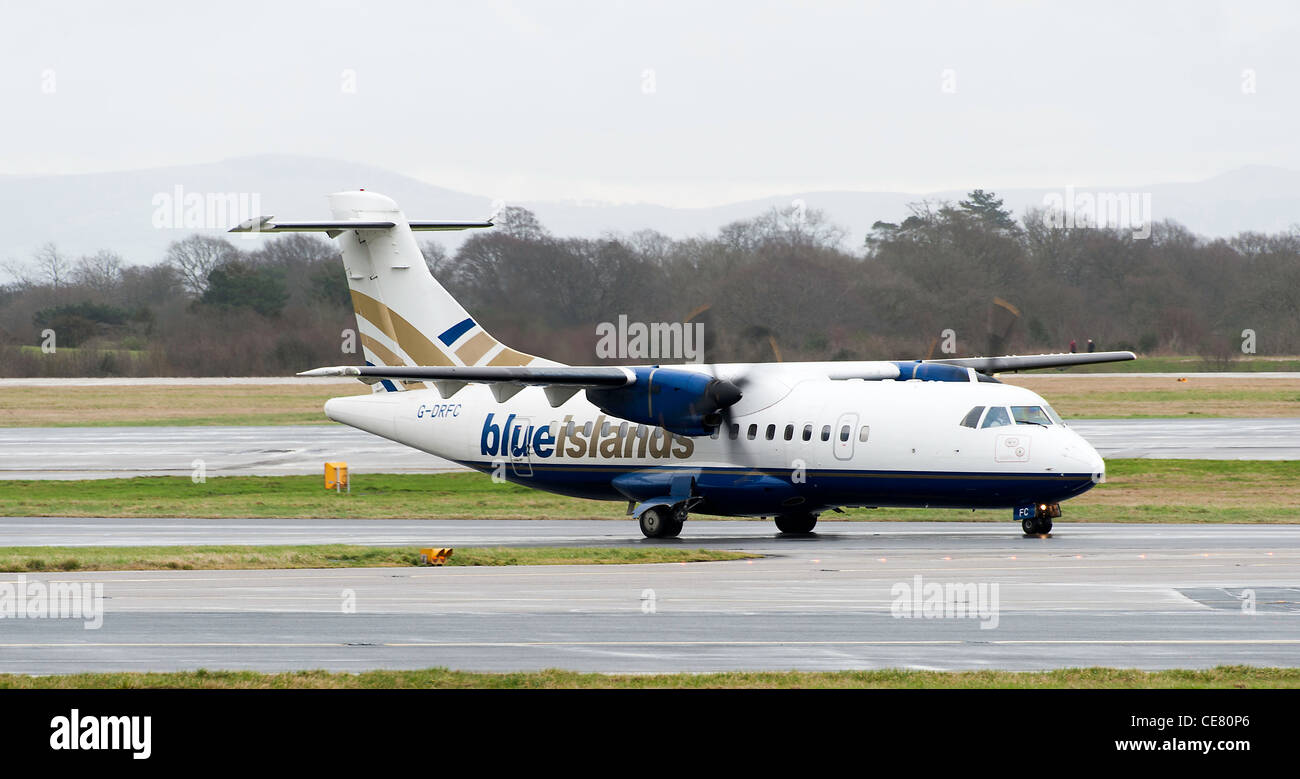 Isole blu compagnia aerea ATR 42-320 aereo di linea G-DRFC rullaggio all'Aeroporto Internazionale di Manchester Inghilterra England Regno Unito Regno Unito Foto Stock