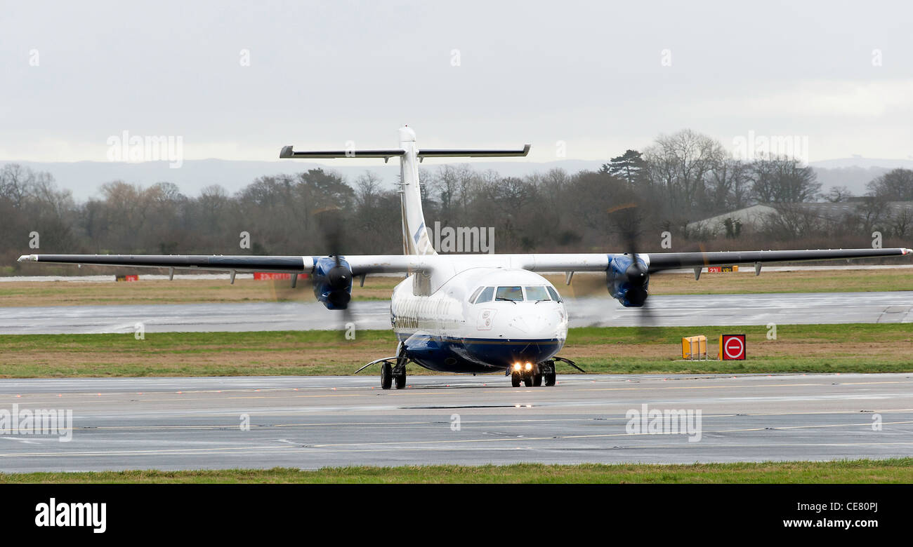 Isole blu compagnia aerea ATR 42-320 aereo di linea G-DRFC rullaggio all'Aeroporto Internazionale di Manchester Inghilterra England Regno Unito Regno Unito Foto Stock