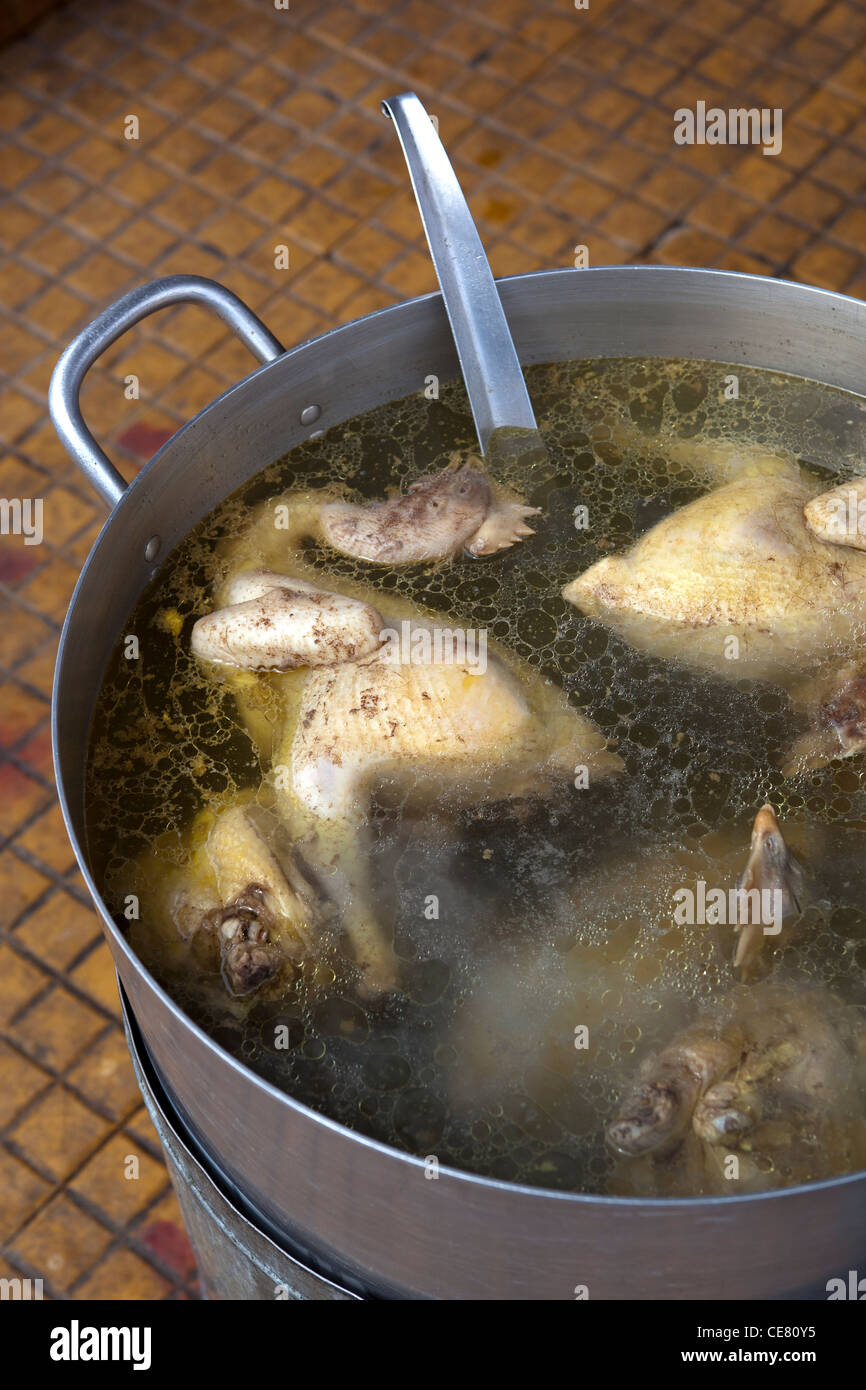 Pollo bollente nel mercato a Dalat Vietnam Foto Stock