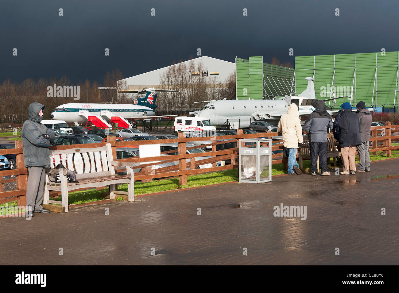 I visitatori e gli aeromobili Spotter alla visualizzazione di area parco dall'Aeroporto Internazionale di Manchester Inghilterra England Regno Unito Regno Unito Foto Stock